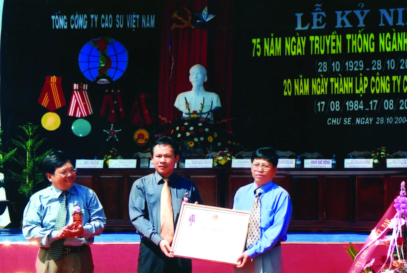 Thứ trưởng Bộ NN&PTNT Phan Hồng Giang trao Huân chương Độc lập hạng Nhì cho Công ty tại lễ kỷ niệm 75 năm Ngày truyền thống ngành Cao su.