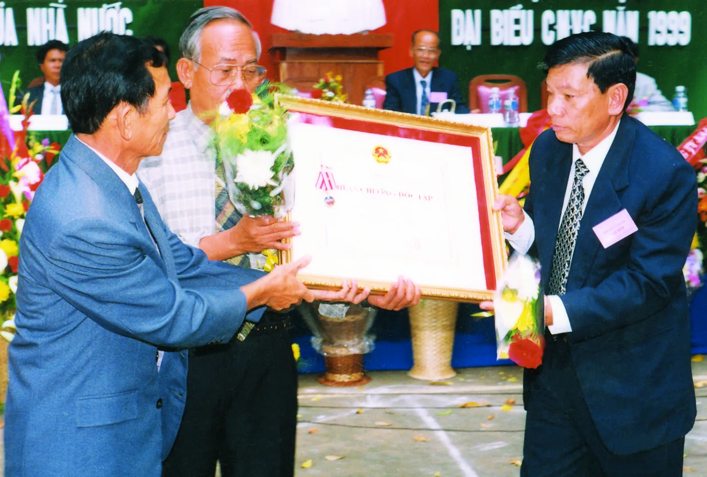 Đồng chí Nguyễn Việt Cường, Phó Bí thư Thường trực Tỉnh ủy Bình Phước, thừa ủy quyền Chủ tịch nước trao Huân chương Độc lập hạng Ba cho Công ty.