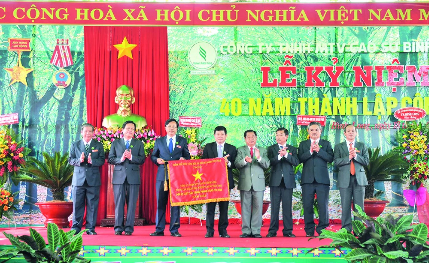 Tập thể Cao su Bình Long đón nhận cờ thi đua