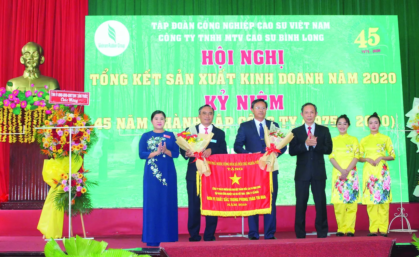Cao su Bình Long đón nhận cờ thi đua năm 2020