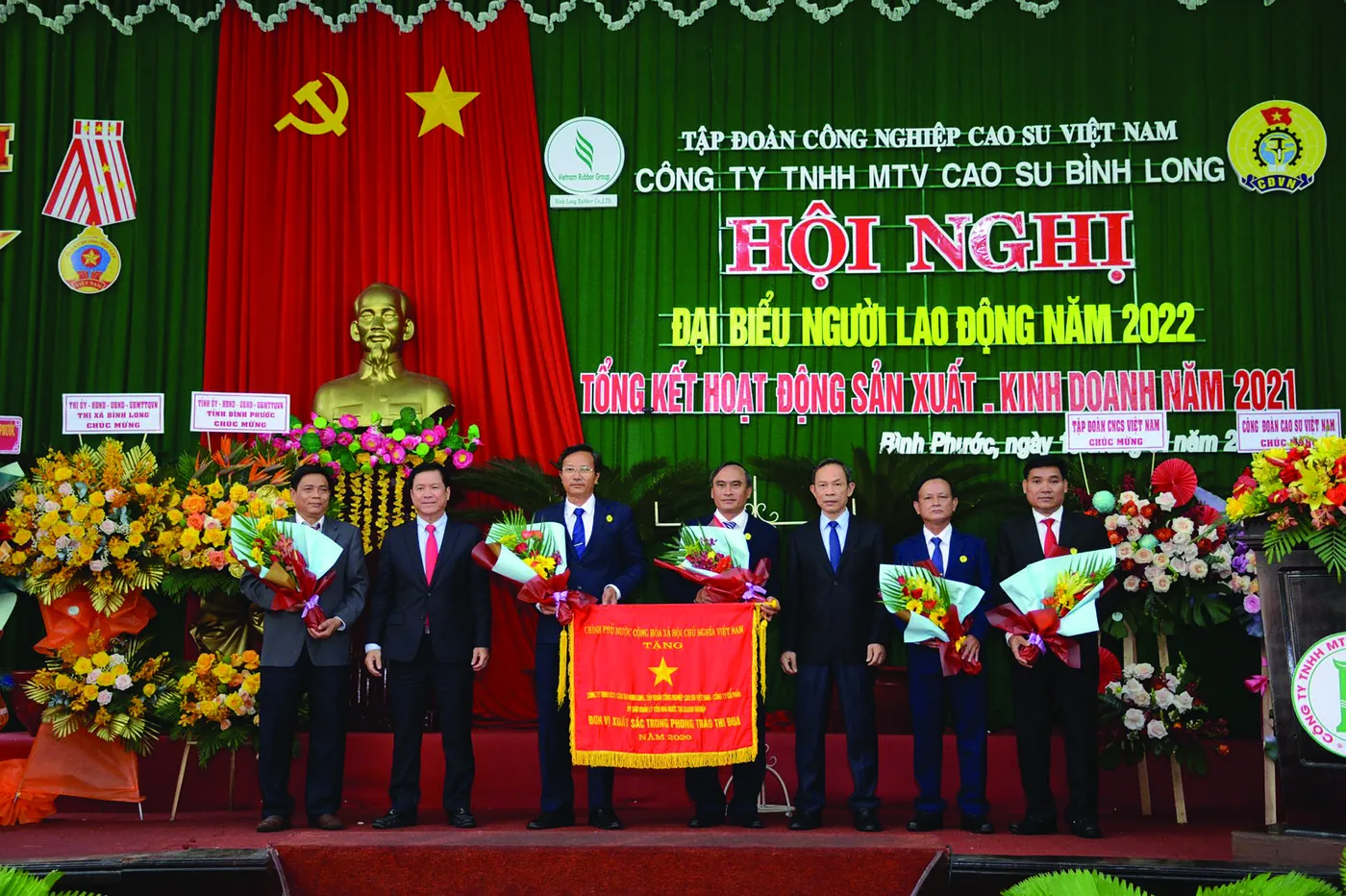 Lãnh đạo Tập đoàn trao Cờ thi đua Chính phủ cho Công ty tại Hội nghị Người lao động năm 2022 và tổng kết hoạt động sản xuất kinh doanh năm 2021.