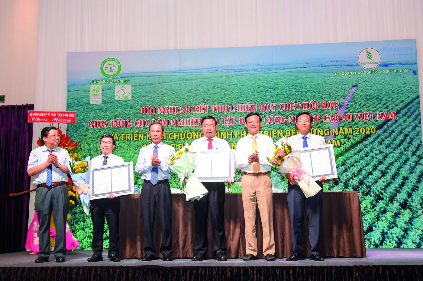 Ông Lê Văn Vui, Tổng Giám đốc Công ty, đại diện Công ty đón nhận chứng chỉ hệ thống phát triển rừng bền vững theo tiêu chuẩn VFCS.