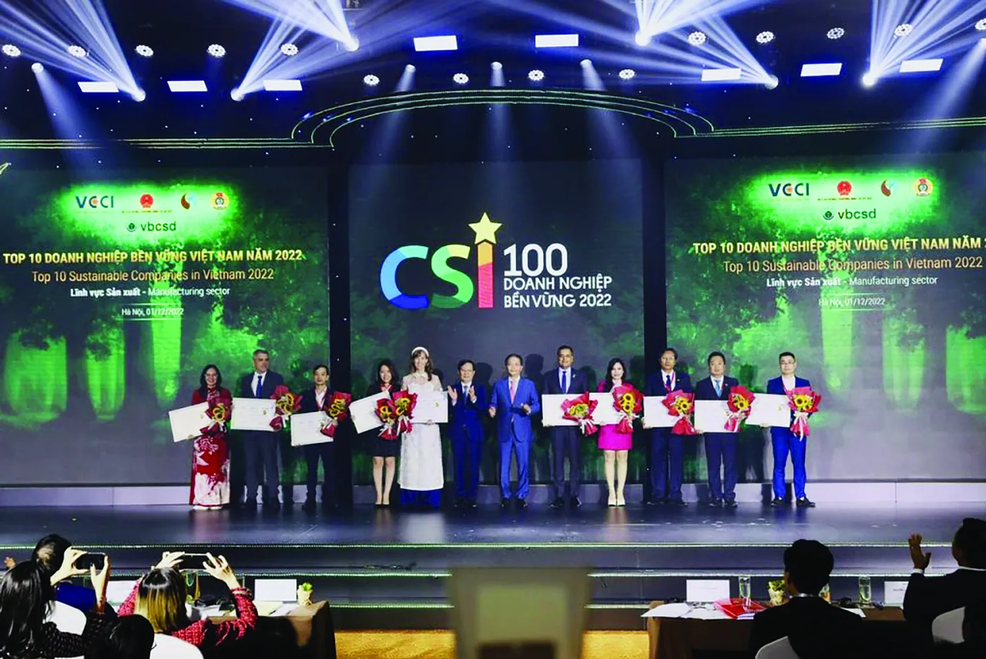 Đại diện lãnh đạo Cao su Bình Long nhận thưởng Top 10 Doanh nghiệp bền vững lĩnh vực sản xuất.