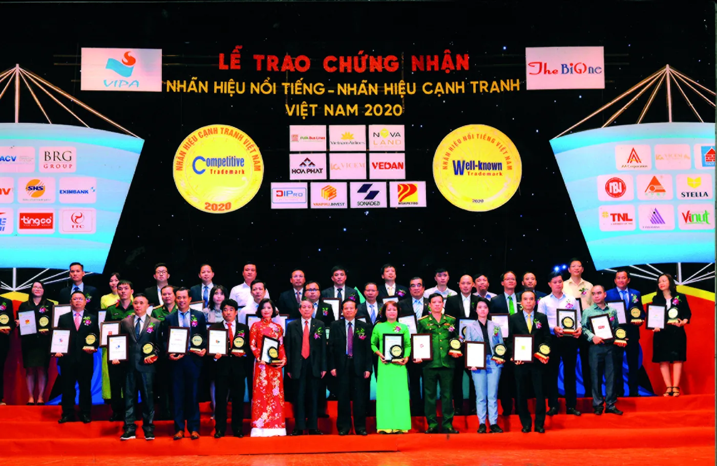 Đại diện Công ty đón nhận chứng nhận Nhãn hiệu nổi tiếng - Nhãn hiệu cạnh tranh Việt Nam.