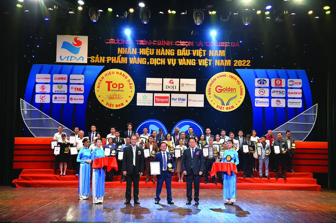 Phó Tổng Giám đốc Phạm Ánh thay mặt Ban lãnh đạo Công ty đón nhận Top 10 Sản phẩm vàng Việt Nam.