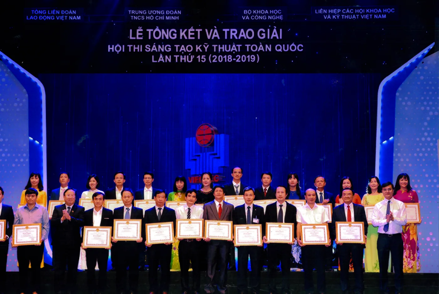 Đại diện Công ty đón nhận giải Hội thi sáng tạo kỹ thuật toàn quốc lần thứ 15.