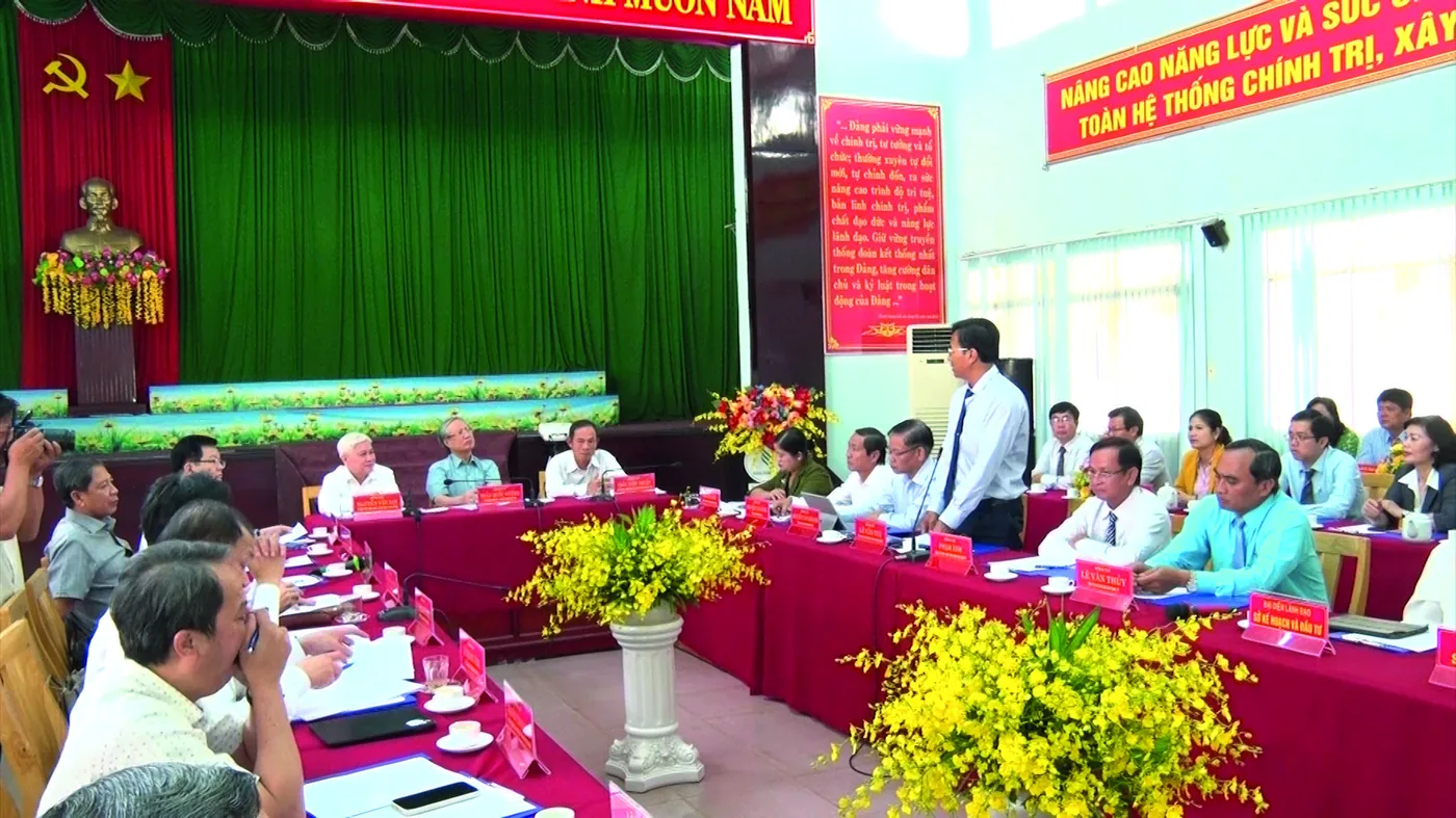 Tổng Giám đốc Lê Văn Vui báo cáo tình hình hoạt động sản xuất kinh doanh với đoàn công tác của ông Trần Quốc Vượng ngày 18/12/2019.