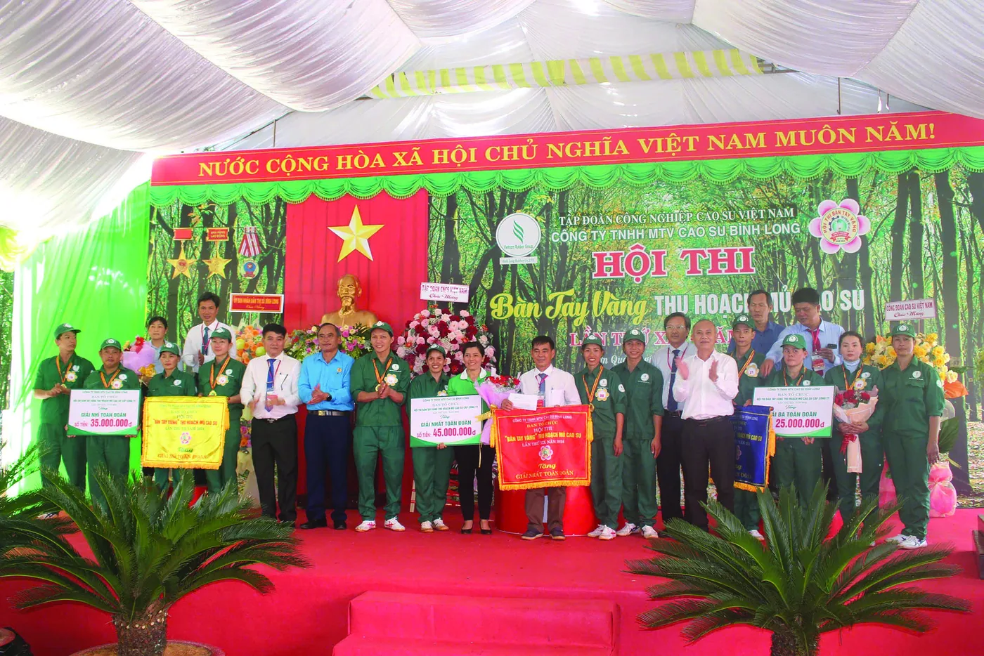Lãnh đạo Tập đoàn và Công ty trao thưởng cho các tập thể tại Hội thi Bàn tay vàng thu hoạch mủ cao su.