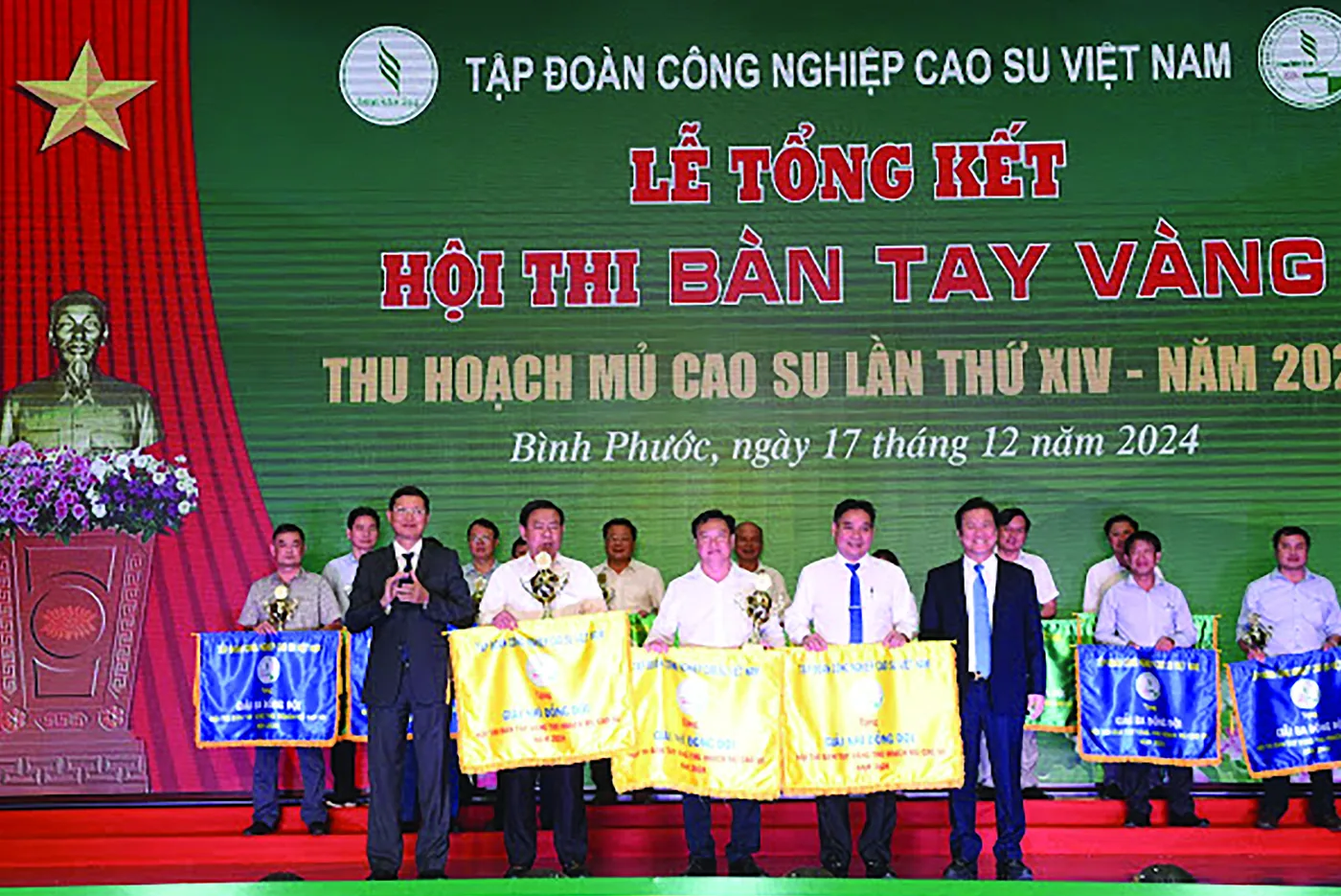Lãnh đạo Công ty nhận giải nhì toàn đoàn Hội thi Bàn tay vàng thu hoạch mủ cao su do VRG tổ chức.