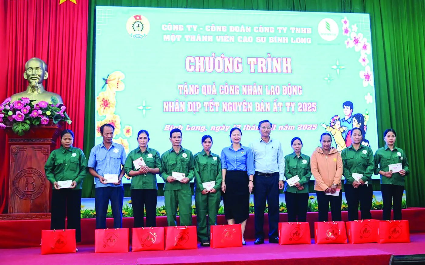 Lãnh đạo Công ty trao quà cho công nhân khó khăn nhân dịp Tết Nguyên đán Ất Tỵ.