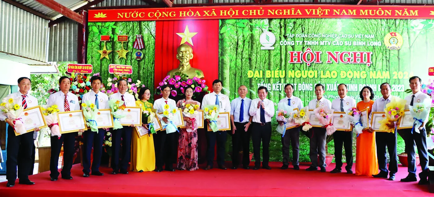 Các tập thể và cá nhân nhận bằng khen tại Hội nghị tổng kết hoạt động sản xuất kinh doanh năm 2023 và triển khai nhiệm vụ năm 2024.