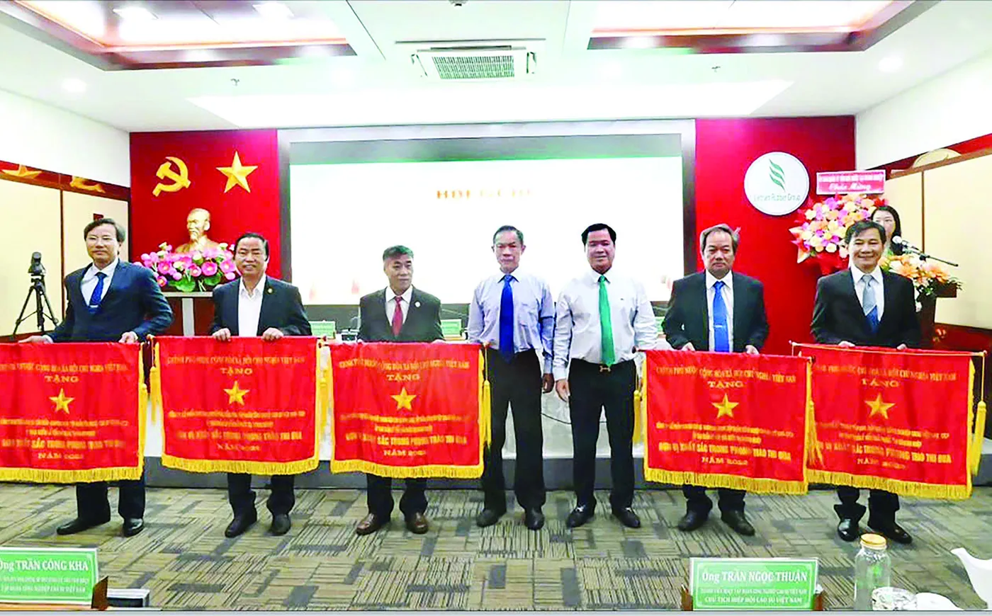 Lãnh đạo Công ty đón nhận Cờ thi đua của Chính phủ.