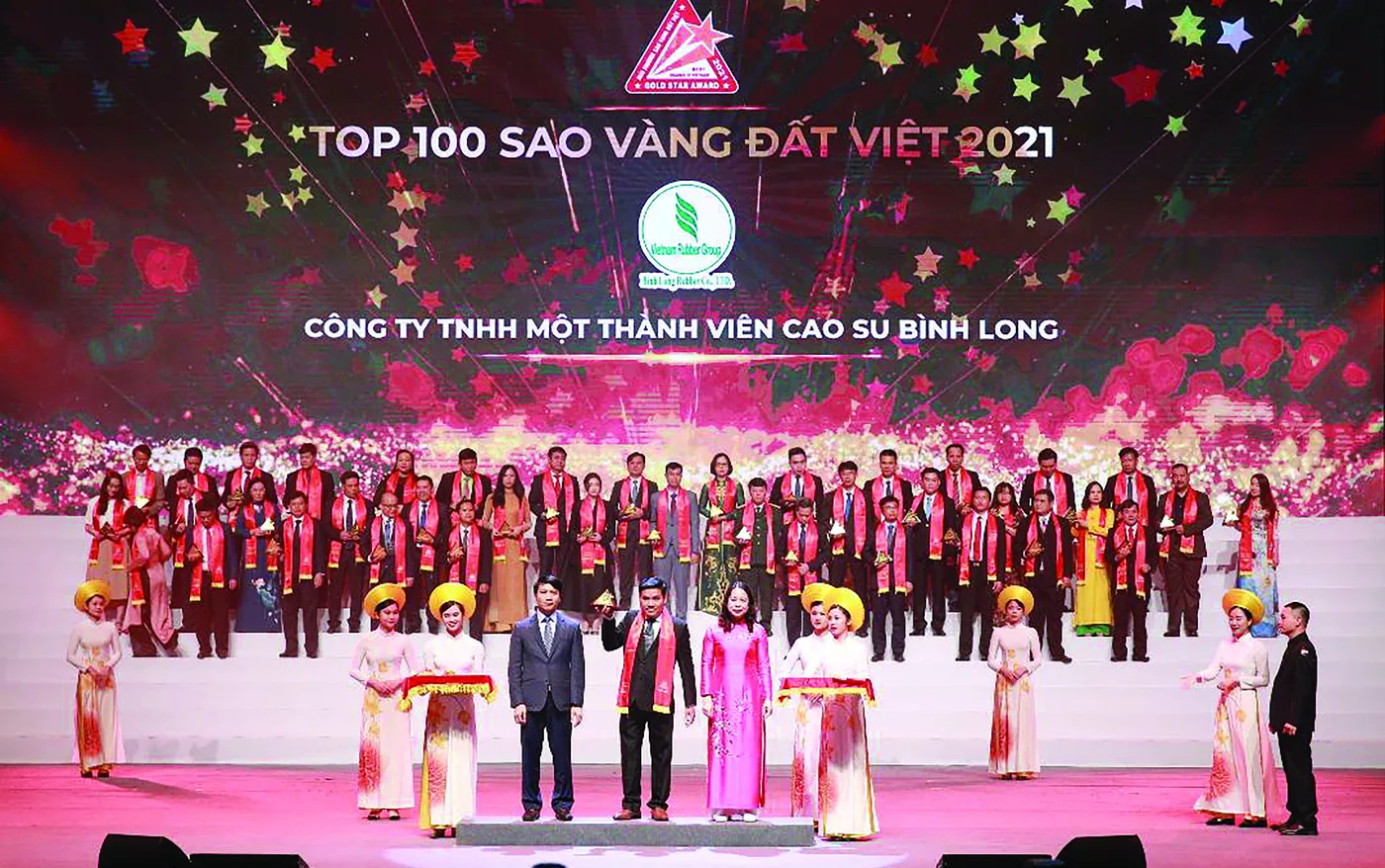 Phó Tổng Giám đốc Nguyễn Hữu Tú thay mặt Ban lãnh đạo Công ty đón nhận giải thưởng Sao Vàng Đất Việt.