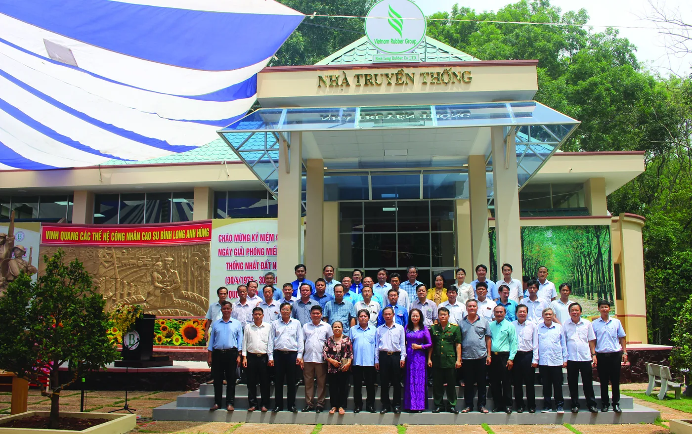 Đại biểu, khách mời chụp hình lưu niệm tại lễ khánh thành công trình tôn tạo Nhà truyền thống công nhân Cao su Bình Long.